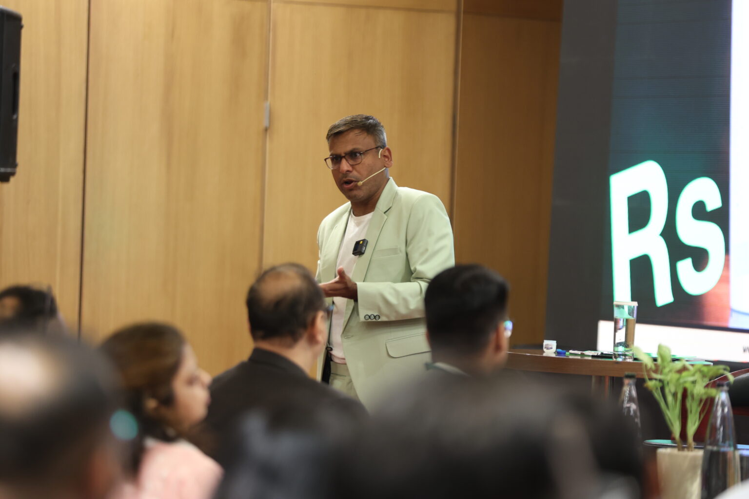 speaker authority, ai communication, professional speaking, leadership voice, digital presence, clear messaging, confident delivery, executive speaking, modern communication, human judgment, emotional intelligence, speaking clarity, virtual meetings, business influence
