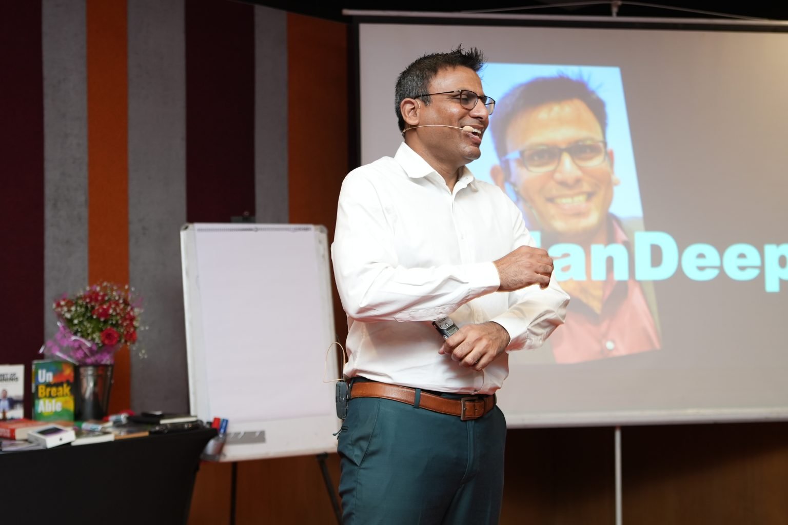 public speaking, corporate speaking, overcoming stage fright, communication skills, presentation tips, speaking confidence, corporate training, audience engagement, voice control, storytelling, confidence building, speaking coach, presentation skills, meeting presentations