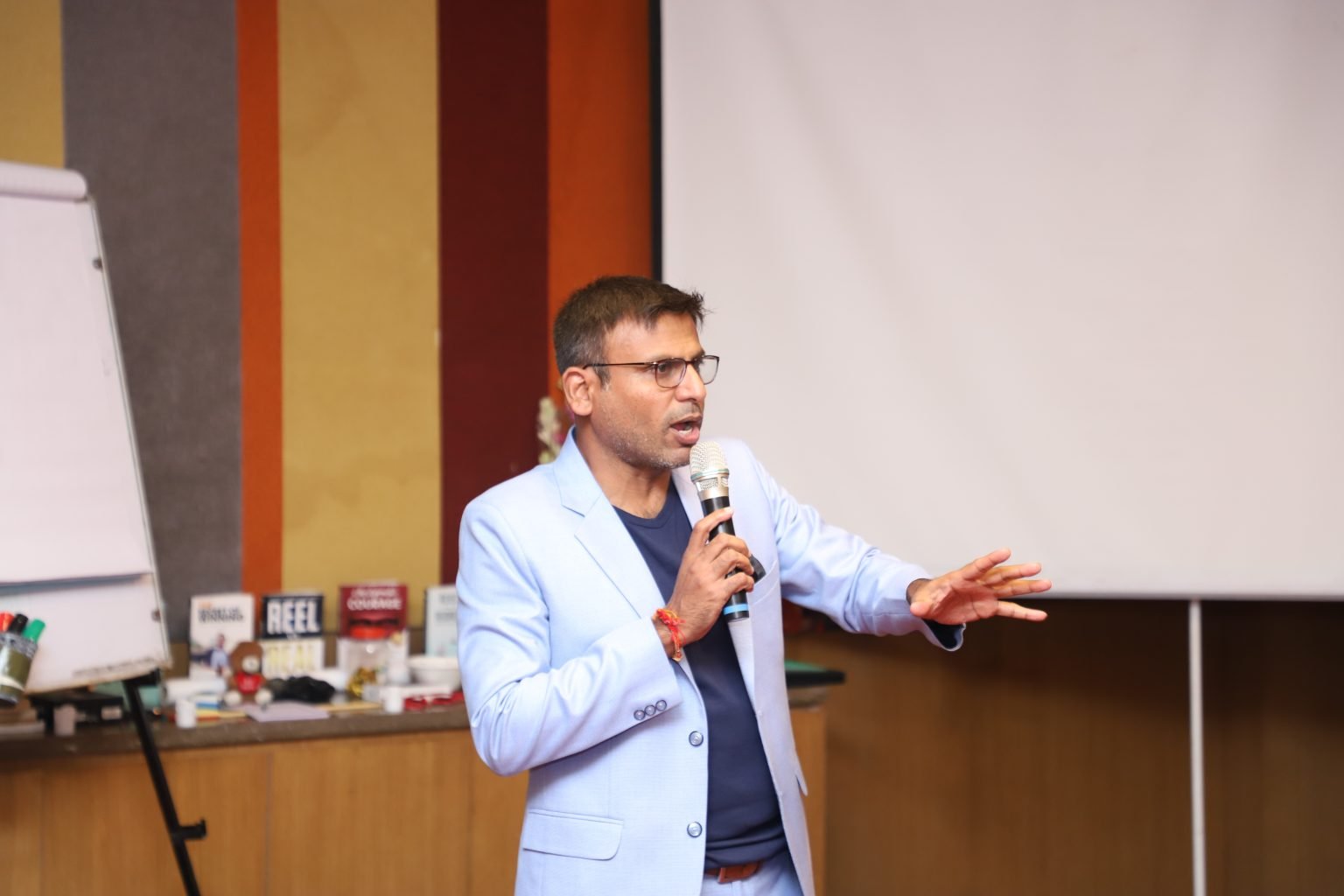 investor pitching, pitching skills, entrepreneur speaking, public speaking, business pitch, startup pitch, confident speaker, storytelling pitch, pitch presentation, clear messaging, investor trust, pitch deck, body language, Q&A session, pitch visuals, funding pitch, startup founder, pitch clarity, leadership presence, effective pitch