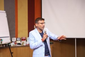 investor pitching, pitching skills, entrepreneur speaking, public speaking, business pitch, startup pitch, confident speaker, storytelling pitch, pitch presentation, clear messaging, investor trust, pitch deck, body language, Q&A session, pitch visuals, funding pitch, startup founder, pitch clarity, leadership presence, effective pitch